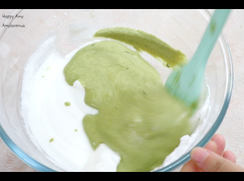 step5: 將蛋白分三次加入蛋黃拌勻。