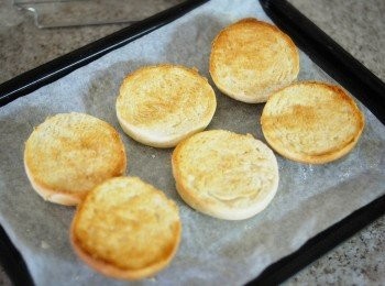 step7: 用刀將包橫切，放在平底鍋或烤箱上層（可令麵包表面更酥脆），烤至麵包表面酥脆