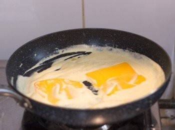 step5: 放入片裝起司，攪至溶化即成醬汁
