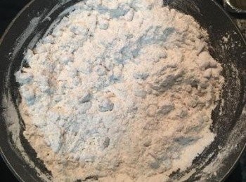 step10: 倒入糯米粉拌勻。