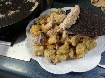 step8: 再舖上風沙料於茄子上即可