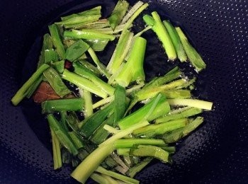 step1: 蔥切段，熱油鍋，下鍋裡炸至酥脆，撈起控油。