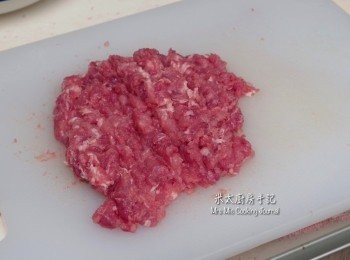 step2: 豬肉如有肥油，先用刀切出，然後把其切成小丁狀；瘦肉剁爛；把肥瘦豬肉加入<span class="group_2">調味料</span>拌勻醃15分鐘。