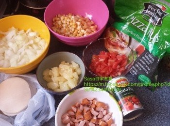 step1: 准备好材料【選擇自己喜歡的材料，自由發揮小宇宙】：
細洋蔥1個切幼粒、粟米1條剥粒、細罐頭菠蘿1罐切細块、脆皮腸4條切粒、蕃茄1個去皮去籽切粒、茄膏適量、芝士碎適量、餃子皮約半斤