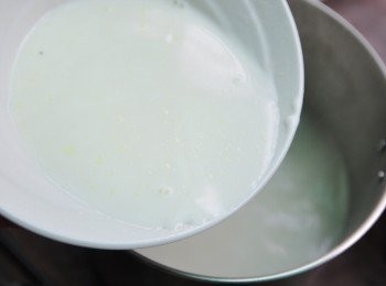 step2: 將蒸熟的山藥壓泥放入鍋中煮滾，加入牛奶與玉米粉拌勻讓湯汁濃稠，轉小火熬煮約１５分鐘