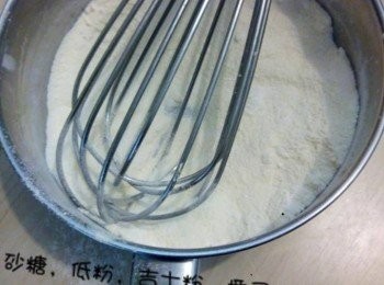 step1: 奶黃餡 : 
砂糖、麵粉、吉士粉、奶粉和椰子粉拌勻