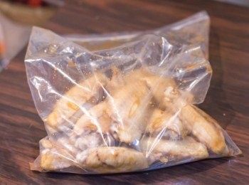 step2: 取出<a href="https://bit.ly/3zHU5V3" target="_blank" data-keyword="雞中翼" class="guide-link"><strong>雞中翼</strong></a> <span style="display:inline-block;vertical-align:middle;margin-top:-3px;color:initial;border-radius:3px;padding:2px 3px;font-size:12px;line-height:14px;background:#87d300;color:#fff;">即買</span> 印乾後加入除生油外的所有醃料拌勻，其他醃料跟<a href="https://bit.ly/3zHU5V3" target="_blank" data-keyword="雞中翼" class="guide-link"><strong>雞中翼</strong></a> <span style="display:inline-block;vertical-align:middle;margin-top:-3px;color:initial;border-radius:3px;padding:2px 3px;font-size:12px;line-height:14px;background:#87d300;color:#fff;">即買</span> 拌勻後才下粟粉拌，包好醃 1 小時以上（可過夜）