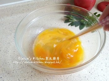 step8: 雞蛋打入大碗中打散
