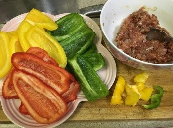 step1: 豬肉先用醃料醃約半小時或以上, 3色椒洗淨印乾水份, 切件去中心的籽, 盡量切平一點, 方便壓平煎香, 拍2-3粒蒜頭備用