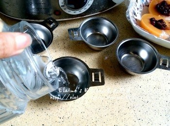 step9: 焗杯洗淨後用冰水沖一沖洗 , 同樣放入電蒸鍋內先蒸10分鐘