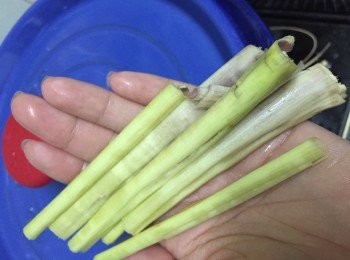 step3: 香茅切段，用刀背拍扁