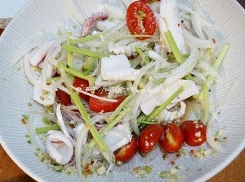 step4: 將所有<span class="group_1">食材</span>與醬汁拌均，再撒上少許香菜末，簡單美味的《泰式涼拌小卷》就可以上桌囉～