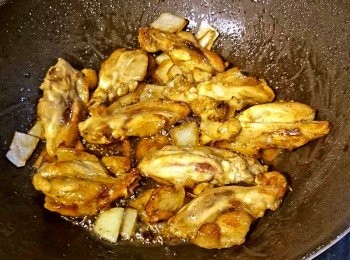 step3: 放入洋蔥、蒜頭下去拌炒，炒香後加入醬油和米酒悶煮一下。