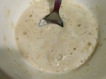 step1: 酵母用溫水化開靜置。