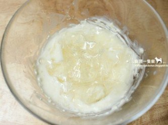 step4: 牛奶以小鍋或微波溫熱（不必熱至沸騰），泡軟的吉利丁片撈起瀝乾，放入熱好的牛奶中拌溶成液狀，稍微放涼。（吉利丁「片」也可用等重的吉利丁「粉」代替。直接將吉利丁粉倒入牛奶中泡開，再將泡好的吉利丁粉隔水煮溶成液狀。）