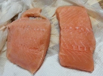 step1: 三文魚撕去皮,洗淨後用廚房紙吸乾水份