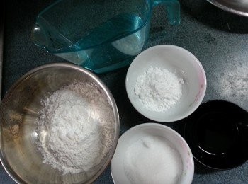 step2: 把糯米粉，澄麵，糖，生油攪勻