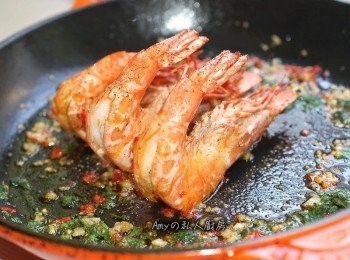 step5: 加入蒜末、辣椒、九層塔、巴西里等香草料，繼續煎至蝦殼焦香後加入白酒煮至酒精揮發,然後起鍋備用。