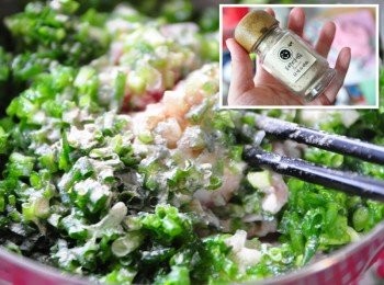 step2: 放入豬絞肉中，加入調味料