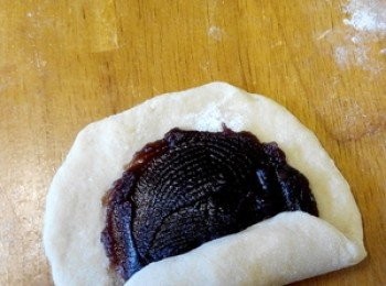 step3: 3、将面团用刀从中间切开，做成麻花形放在烤盘进行第二次发酵。