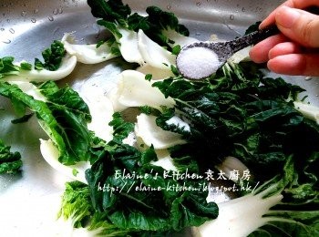 step2: 大白菜去蒂 , 加少許鹽及水浸過面靜待10分鐘