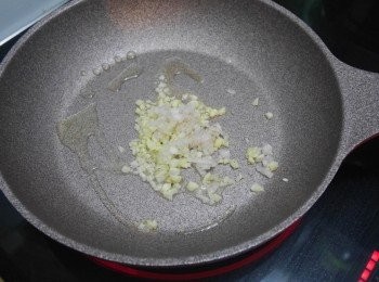 step5: 燒紅鍋，下油後小火先下蒜蓉、乾蔥蓉炒香