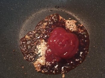 step4: 此時應轉小火,接著倒入醬油膏或蠔油,蕃茄醬和糖,