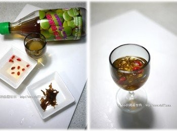 step1: 1 枸杞、水雲用水洗淨後，泡水20分鐘 
2 水雲剪小段、果醋加冷開水依喜好稀釋 
3 把水雲與枸杞放入水果醋即可