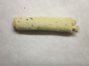 step4: 朝上的那一面刷一點點的水,上下處往中間集中捲成滾筒狀