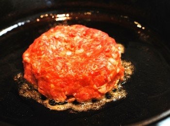 step7: 取一厚底鍋加熱，加入橄欖油燒至冒出油紋，放入漢堡肉，一面約煎2.5~3分鐘至外表焦香
