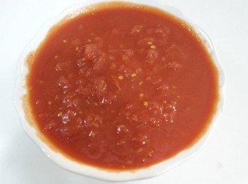 step5: 發酵麵糰的同時~~先來做醬汁!! 將番茄罐頭的番茄剪成碎塊備用~~ 也可以直接用番茄泥罐頭啦^^"