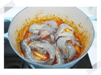 step6: 將蝦子擺上~~ 蓋上鍋蓋3分鐘^^