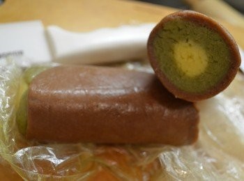 step13: 然後再包住之前做好的雙色圓柱體，形成3色圓柱體，再放入雪櫃冷藏約15分鐘至硬身冷藏至硬身後，用刀切成約 0.5cm 的薄片，然後排放於已鋪上烘焙紙的烤盤上。