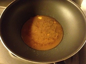 step5: 中火下獻汁煮至稠身，加在牛肉卷上即成！