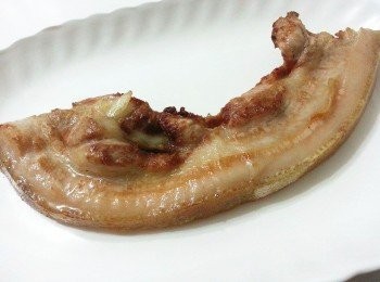 step1: 五花肉洗淨擦乾水分下鍋油炸.炸至稍微金黃色後取出