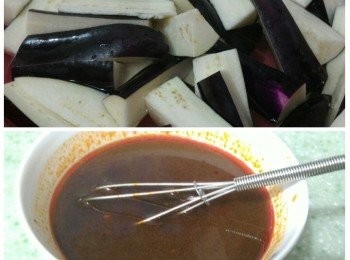 step2: 茄子切段後浸鹽水。把醬汁材料混合備用。
醬汁:
柱侯醬1湯匙，蠔油半湯匙，豆瓣醬1茶匙，砂糖2茶匙，水6湯匙。