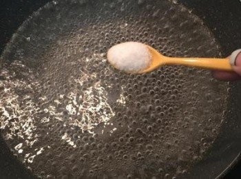 step4: 煮沸ㄧ鍋水，加2茶匙鹽；