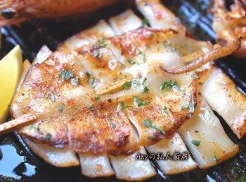 step8: 焦香的軟絲傳來陣陣的BBQ香氣,口感非常Q彈,每一口都嚐得到海洋的鮮味喔!