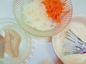 step5: 洋蔥及紅蘿蔔都切細絲,茄子沾粉漿前沾一些麵粉後,將多餘的部份抖掉.