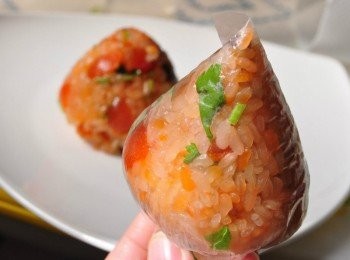 step9: 再緊緊的擠向塑膠袋頂端塑形象水滴般形狀即可