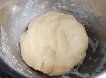 step2: 然後用手搓一搓至成麵團即成，如麵團太濕，多加點麵粉；如太乾，可加點水