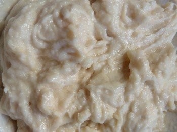 step1: 先把榴槤肉用叉壓成蓉。