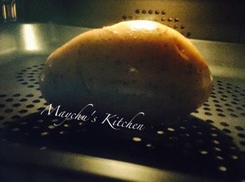 step1: 焗爐預熱200度。馬鈴薯洗淨。用叉在馬鈴薯上刺三至四下，戳出小洞方便馬鈴薯熟透。將約半湯匙油均勻塗抹在整個馬鈴薯皮上。放焗爐上層焗1小時15分鐘。