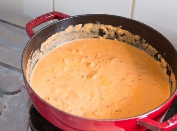 step7: 加入淡忌廉，邊攪拌邊煮約 1 – 2 分鐘至汁料稍為變濃稠一點點