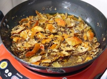 step3: 步驟3：
加入蟹殼，以小火煸至微焦黃，油呈現橘紅色，用篩網過濾掉蟹殼和雜質，蟹油就完成了！