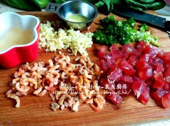 step3: 薑去皮切細粒及蘑成蓉 , 蔥切細粒 , 浸蝦米水留起 , 蝦米切碎 , 臘腸用熱水沖洗再切粒