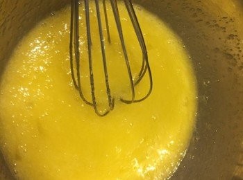 step3: 全蛋+砂糖混合，用打蛋器順一個方向拌勻，至糖全部溶化