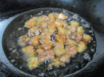 step3: 熱油鍋，放入雞肉炸至金黃，再撈出備用。