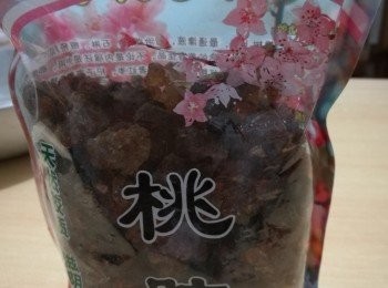 step1: 桃膠要用水浸18小時或以上，浸好後，桃膠大約會漲大8倍 (小月浸了30克桃膠，結果漲大到240克。不過，240克小月覺得吃下去不夠多，所以食譄上桃膠的份量寫成50克。)。浸好後的桃膠成淺黃色，逞透明狀。此時，可反覆清洗，除去黑色的雜質，備用。