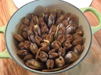 step3: 然後將所有蟶子垂直插入鍋中，倒入清水及灑入少許鹽。